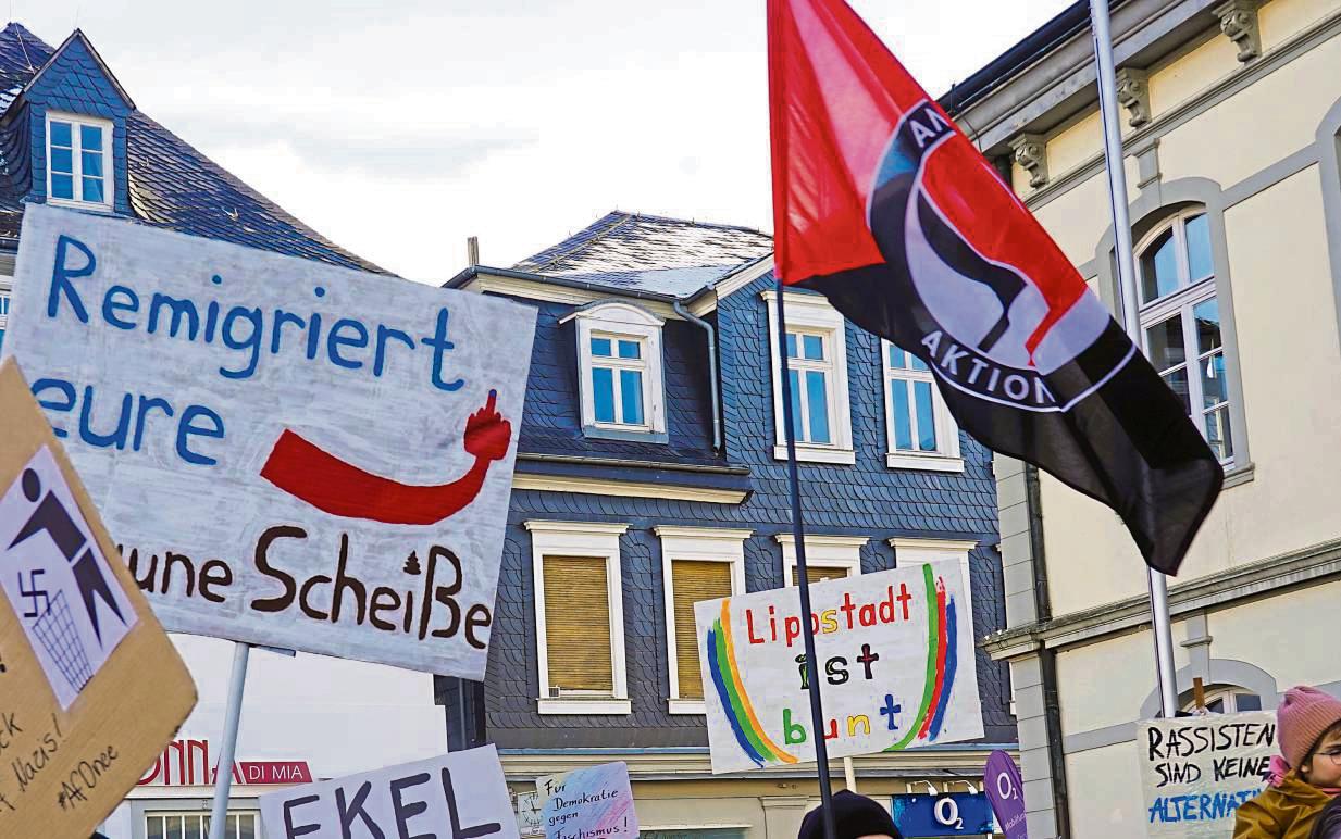 Umstrittene Antifa Fahnen auf Demos Fakten Check zur Lippstädter Szene