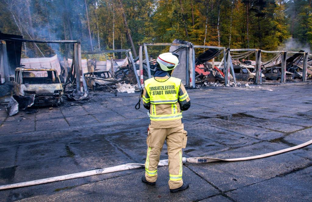 Millionenschaden Bei Brand In Feuerwehr Lagerhalle