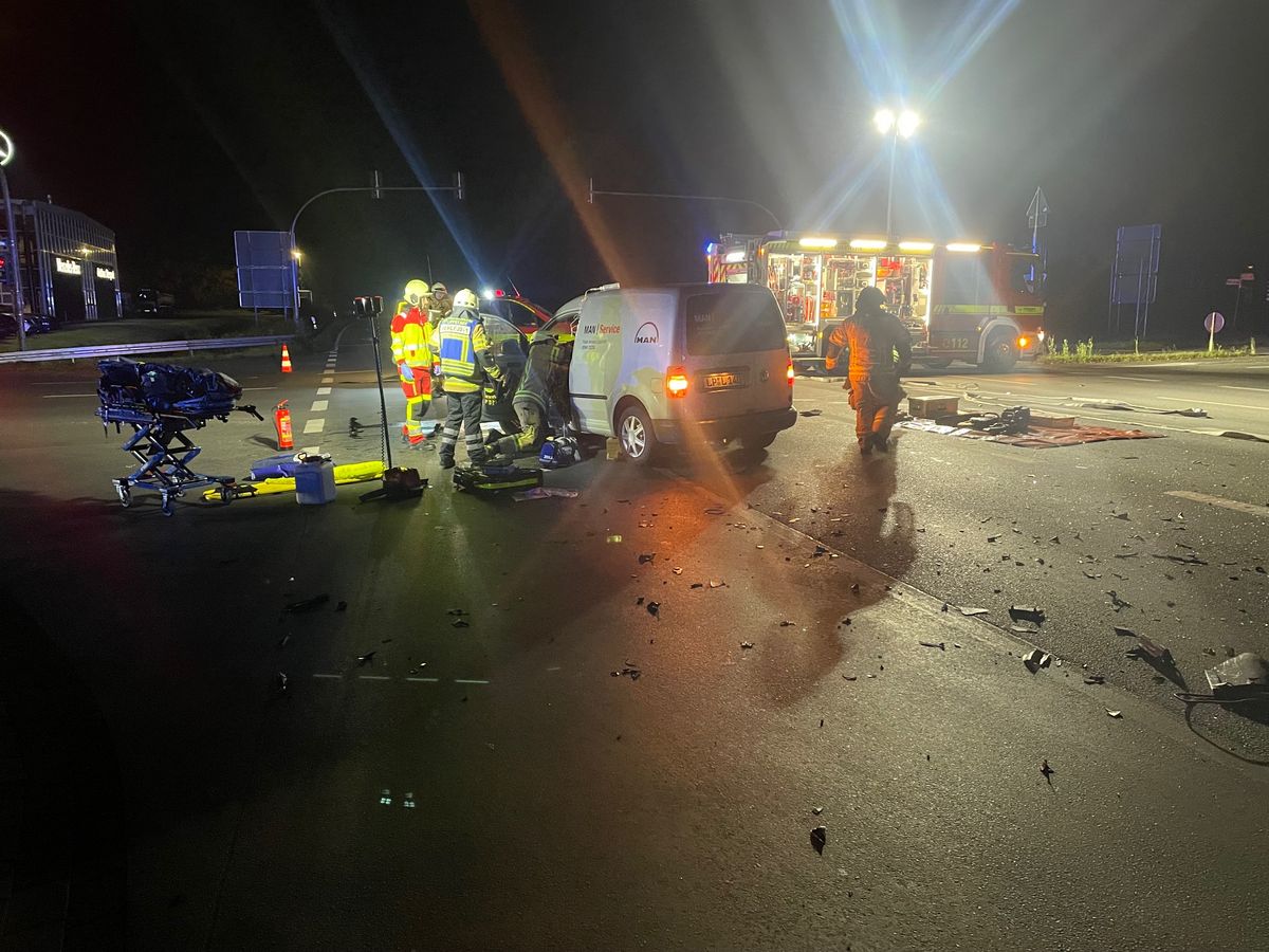 In der Zeit des Einsatzes war der Kreuzungsbereich für einige Zeit gesperrt. Foto: Feuerwehr Lippstadt