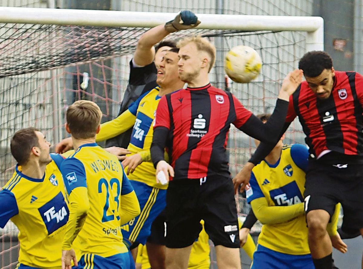 Das 1:0 für den SV Lippstadt fiel nach dieser Ecke von Gerrit Kaiser in der 8. Minute: Max Kamann und David Dören (r.) stiegen zum Kopfball hoch, Dören drückte die Kugel schließlich knapp über die Linie. Foto: Lütkehaus