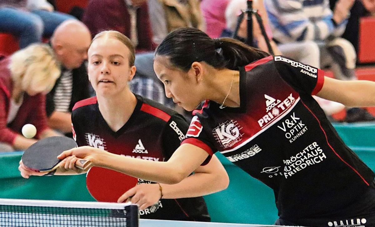 Nachwuchspower beim TTK Anröchte: Ihr Saisondebüt im Heimspiel gegen Offenburg feiern die 14-jährige Lisa Wang (r.) und Lukrecija Juchnaite (17), in die auch Manager Manfred Vogel große Erwartungen setzt. Foto: Wiegand