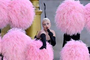 Lady Gaga sang bei der Olympia-Eröffnung einen französischen Klassiker. - Foto: Sina Schuldt/dpa