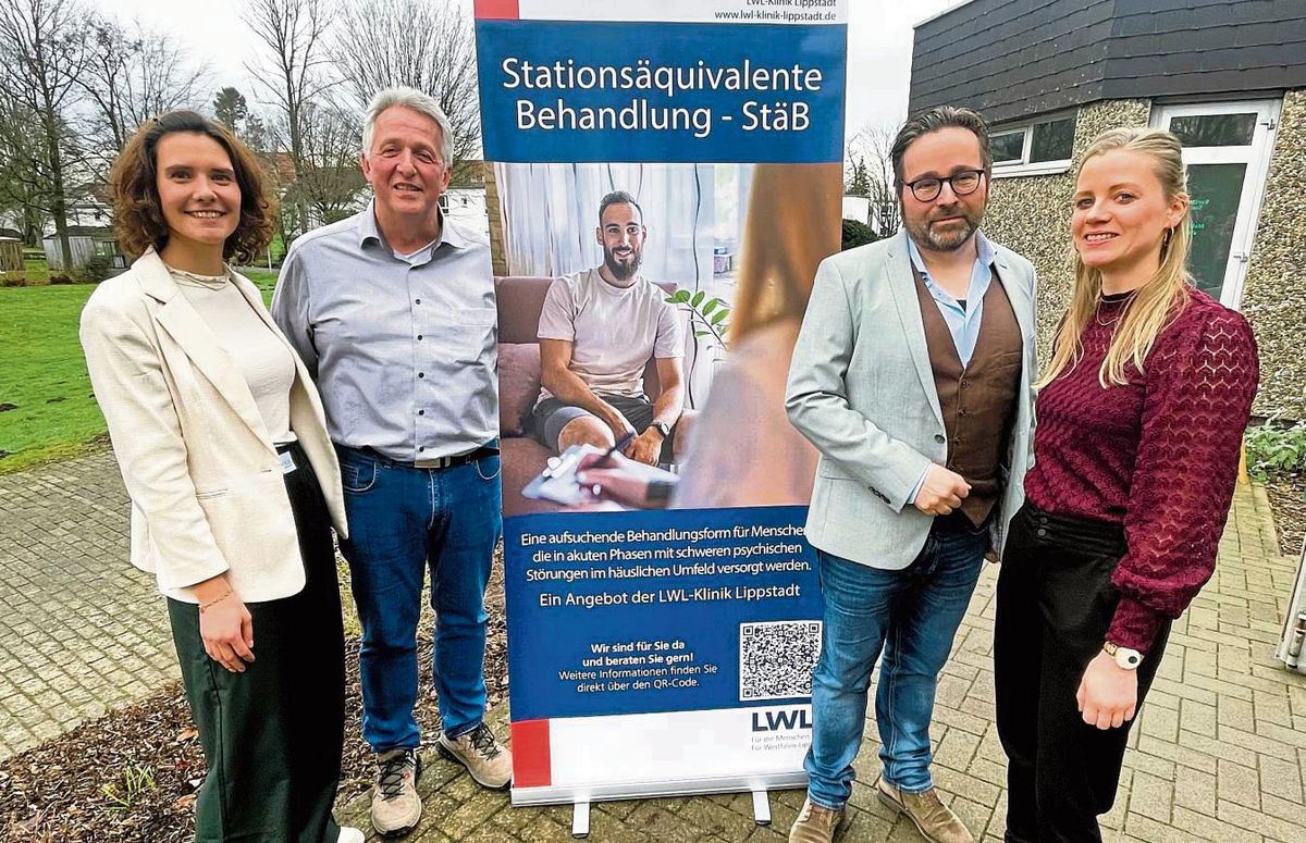 Federführend für das neue Behandlungsmodell „Intensiv-Therapie-zu-Hause“ (v.l.): Teamleiterin Corinna Silberg, Pflegedienstleitung Hubert Lücke, Chefarzt Dr. Sascha Dargel und Andrea Thielmann (Sozial-Pflegeexpertin). Foto: Vielberg