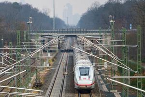 Auf der Riedbahnstrecke ist es zu einer Oberleitungsstörung gekommen (Symbolbild) - Foto: Andreas Arnold/dpa