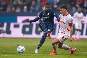 Die Zuschauer in Bochum sahen ein packendes Bundesligaspiel - mit Hauptdarsteller Myron Boadu (l). - Foto: David Inderlied/dpa