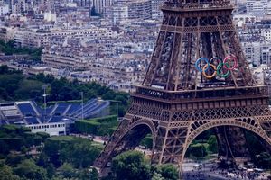 Am Eiffelturm wird bei Olympia Beach-Volleyball gespielt - Foto: Christophe Ena/AP/dpa