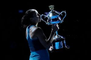 Madison Keys wollte den Pokal gar nicht mehr aus den Händen geben - Foto: Vincent Thian/AP/dpa