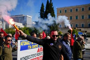 Sie wollen «in Würde leben»: Demonstranten vor dem griechischen Parlament. - Foto: Thanassis Stavrakis/AP