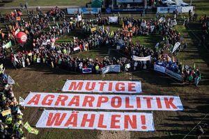 Diesmal durften die Bauern nicht mit Traktoren demonstrieren - dafür gab es große Banner. - Foto: Fabian Sommer/dpa