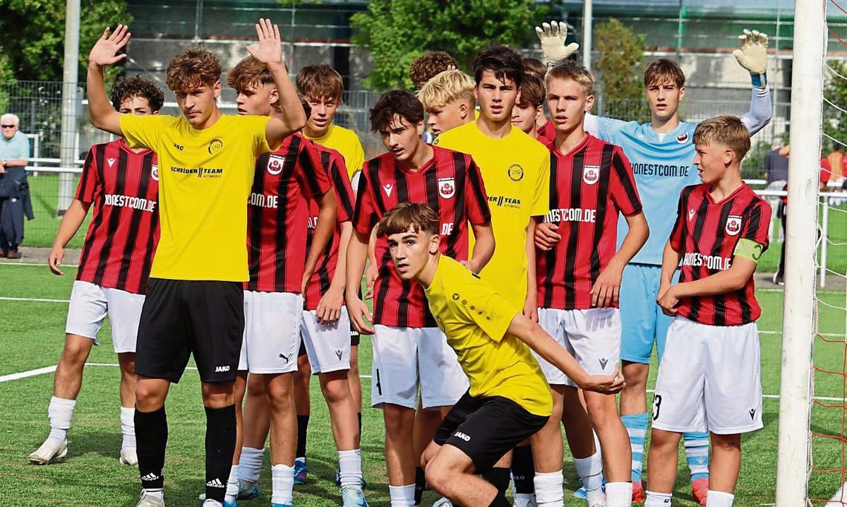 Na, wann kommt die Kugel denn endlich geflogen? Alles wartet auf den Wellensieker Eckstoß. Die BII-Junioren des SV Lippstadt (in Schwarz-Rot) trafen am Bruchbaum auf einen agilen Gegner, der ein 3:3 ergatterte. Foto: Feichtinger