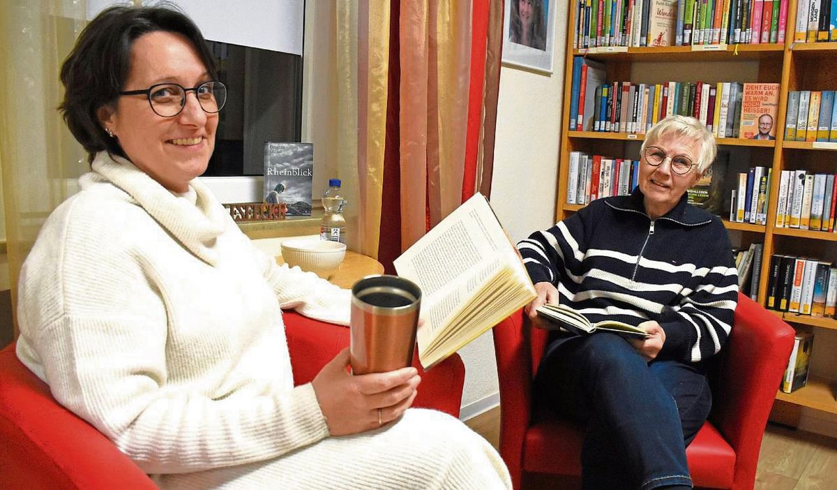 Die Bücherei-Kolleginnen Melanie Meschede (l.) und Nanni Gees (r.) stellen eine Szene nach, wie es demnächst im Café ablaufen könnte. Foto: Giannakis