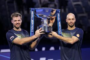 Das hat noch nie ein deutsches Doppel geschafft: Kevin Krawietz (l) und Tim Pütz (r) gewinnen das Saisonfinale. - Foto: Antonio Calanni/AP/dpa