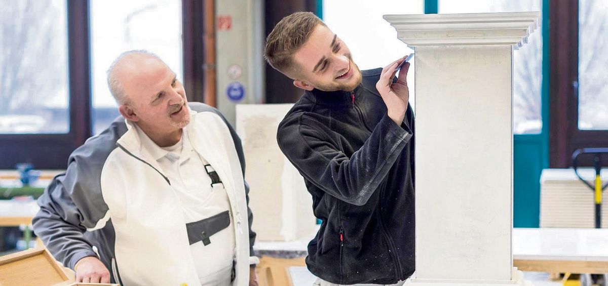 Das Handwerk ist eine Säule des heimischen Lehrstellenmarkts. Hier eine Szene aus der Stuckateur-Ausbildung. Foto: Archiv