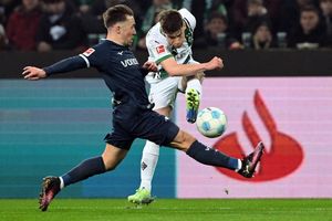 Umkämpfte Partie im Borussia-Park. - Foto: Federico Gambarini/dpa