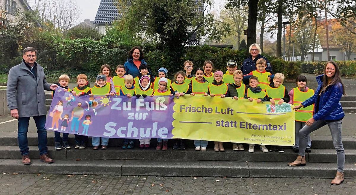 Die Klasse 2a von Petra Henke (hinten links) präsentiert das Banner für die von der Gemeinde Anröchte veranstaltete Aktion „zu Fuß zur Schule“. Foto: Mintert