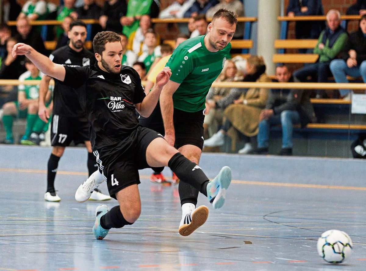 D-Ligisten in der Halle Lippetal unter sich: GW Benninghausen (grüne Trikots) und der SC Lippstadt II (in Schwarz) spielten am Samstag in der Vorrunde des Sparkassen Masters gegeneinander. Der SCL siegte 3:2. Am Sonntag zur Quali-Runde traten die Kranenkasper-Kicker dann aber nicht mehr an. Foto: Kroel