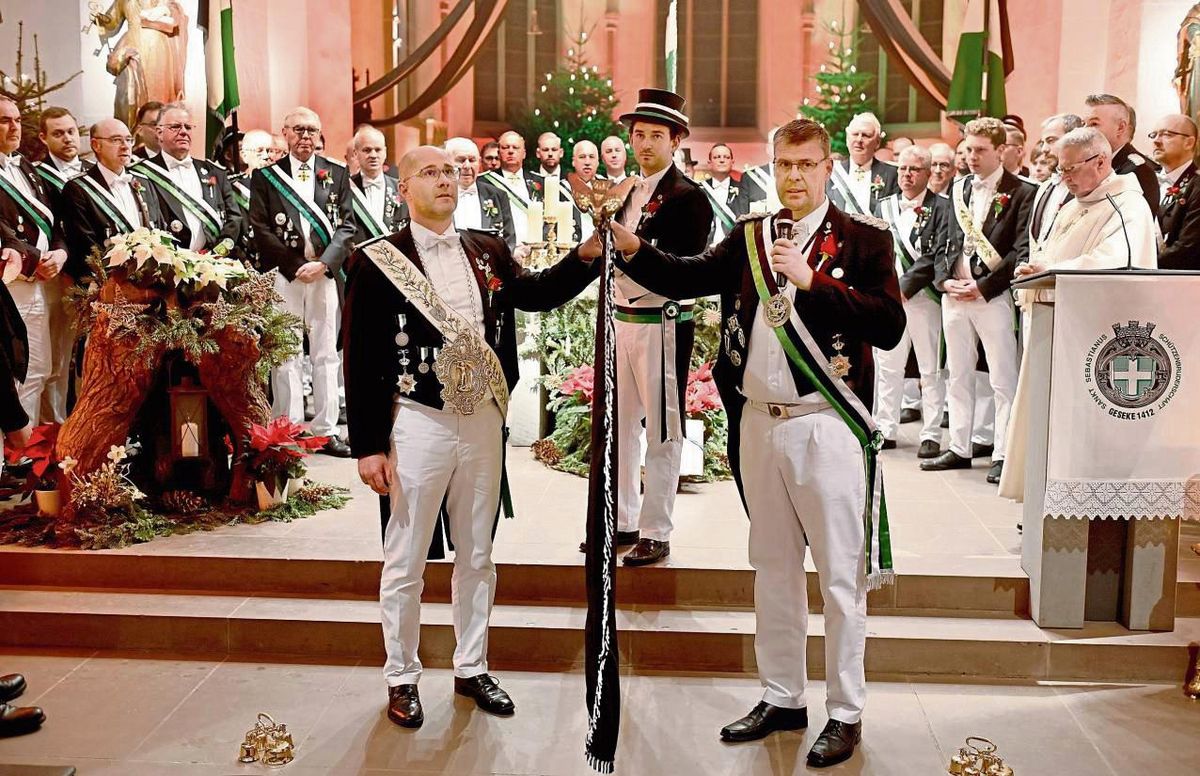 König der St. Sebastianus Schützenbruderschaft Fred Wernze (vorne l.) und Oberst Hans-Georg Dröge (vorne r.) bei der Versprechenserneuerung in der Geseker Stadtkirche. Fotos: Tuschen