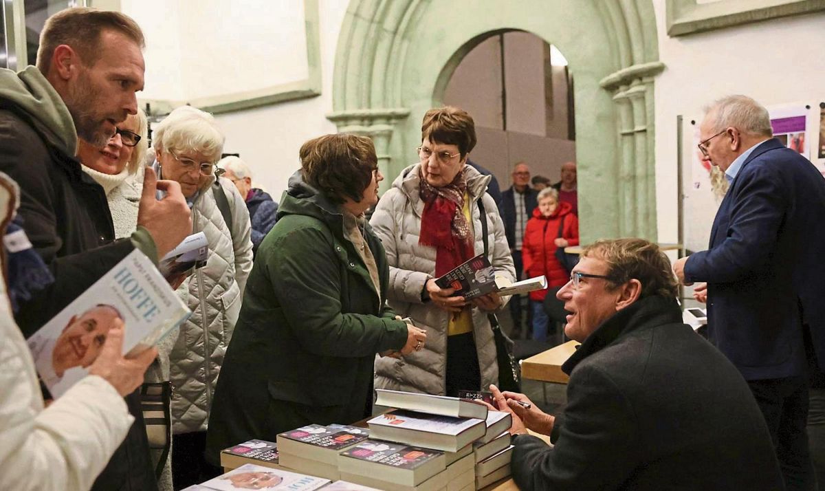 Andreas Englisch signierte in Lippstadt auch seine Bücher und kam mit den Zuhörern ins Gespräch. Fotos: Laame