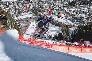 Traumhafte Kulisse in Tirol: James Crawford rast zum Sieg auf der Streif. - Foto: Expa/Johann Groder/APA/dpa