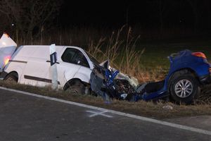 Ein dreijähriges Kind überlebt schwer verletzt einen Unfall in Pewsum - seine beiden Eltern sterben. - Foto: --/NonstopNews/dpa