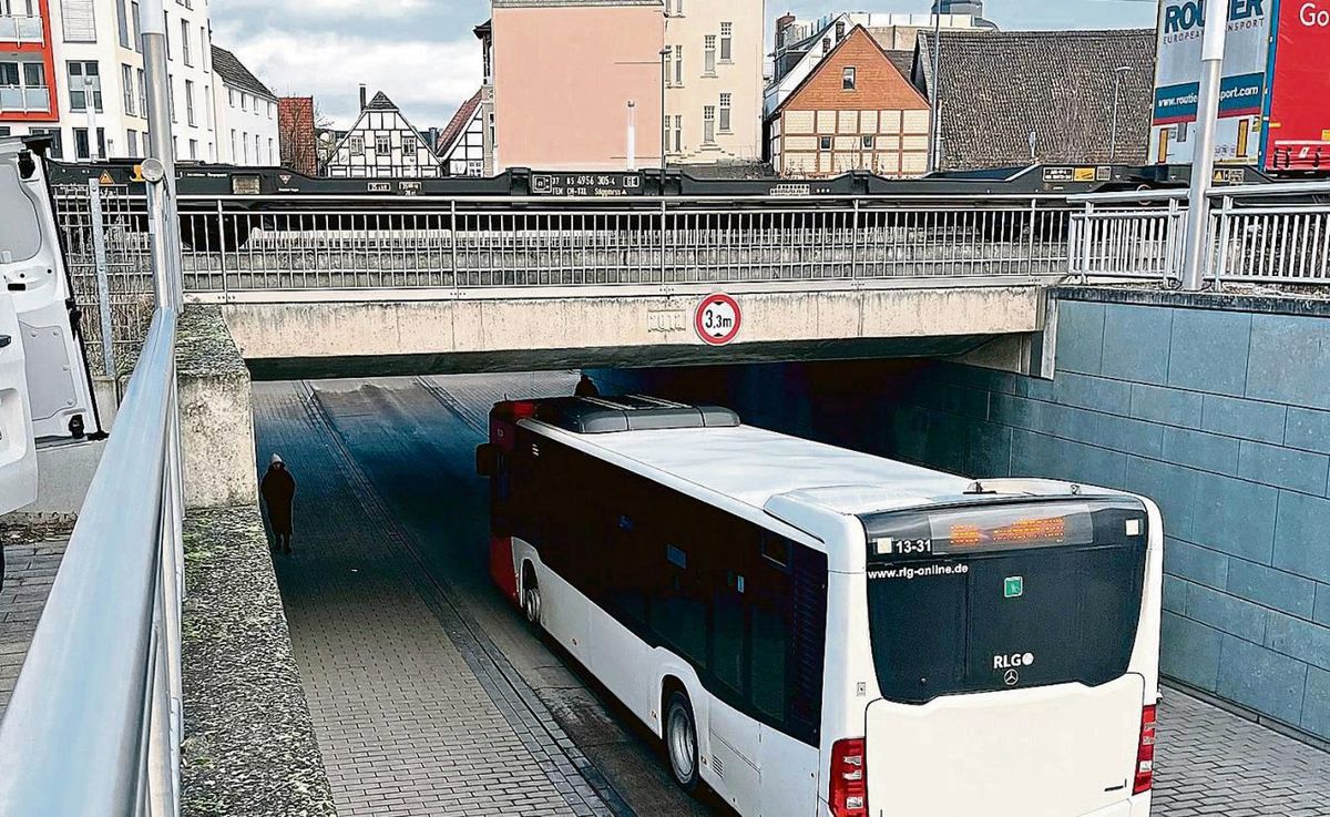 Haarscharf: Die Unterführung am Südertor lässt den Bussen der Verkehrsgesellschaft RLG kaum Platz. Die neue E-Flotte (nicht im Bild) hat gerade mal zehn Zentimeter Spielraum. Großes Fahrgeschick ist gefragt. Foto: Friedrich