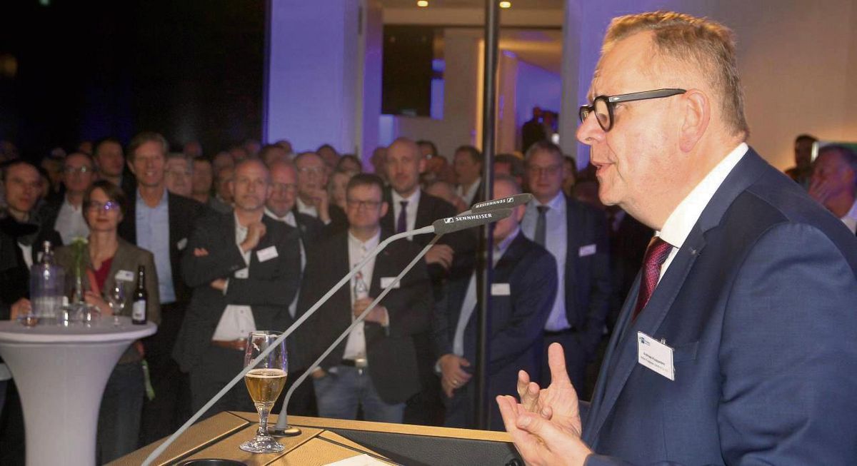 Vor rund 300 Gästen sprach am Freitagabend IHK-Präsident Andreas Knappstein beim Jahresempfang. Foto: Schwade