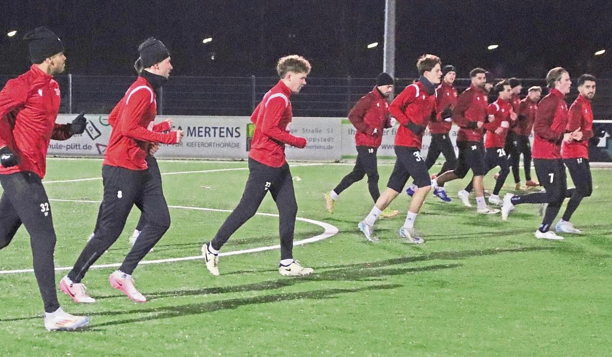 Jetzt laufen sie wieder: Die Oberliga-Fußballer des SV Lippstadt sind Freitagabend in die Wintervorbereitung gestartet. Mit dabei auch der 22-jährige Verteidiger und Kanada-Rückkehrer Justus Meier (2.v.r.). Fotos: Lütkehaus