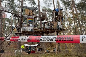 Tesla-Gegner müssen für eine Kampfmittelsondierung einen Teil ihres Protestcamps im Wald verlassen. Die Polizei ist im Einsatz. - Foto: Lutz Deckwerth/dpa