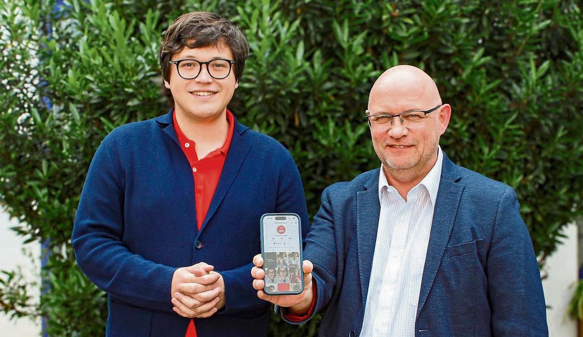 Lennart Rixen (l.) und Karsten Gerlach sprechen über den TikTok-Account des SPD-Kreisverbandes Soest. Foto: N. Wissing