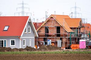 Verbraucher müssen wieder deutlich höhere Zinsen für Immobilienkredite zahlen. (Archivbild) - Foto: Hauke-Christian Dittrich/dpa