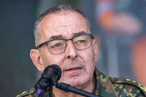 Dass der Generalinspekteur der Bundeswehr, General Carsten Breuer, bei einer Sicherheitstagung von Verfassungsschutz und Wirtschaftsvertretern spricht, zeigt, dass innere und äußere Sicherheit heute nicht mehr getrennt betrachtet werden. (Archivfoto) - Foto: Frank Hammerschmidt/dpa