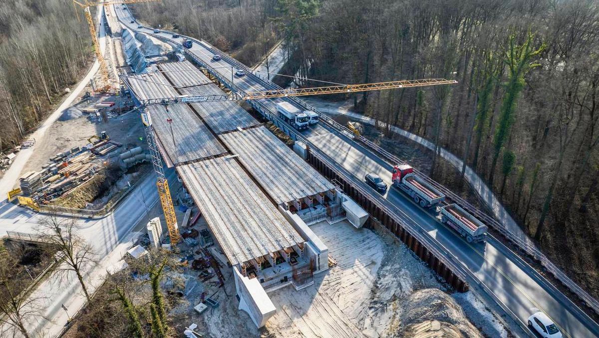 Täglich fahren etwa 18 000 Fahrzeuge über die B55 in Höhe Margaretensee. Weil Fachleute an der alten Brücke (Baujahr 1959) gravierende Tragfähigkeitsdefizite ermittelten, entsteht nun ein über hundert Meter langes „Dreifeldbauwerk“ mit Tiefgründung auf Großbohrpfählen. Seit Februar 2024 rollt der Verkehr über eine Behelfsbrücke. Foto: Eickhoff