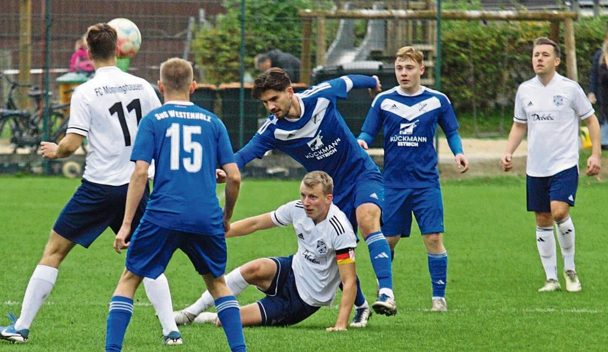 Der FC Mönninghausen (in Weiß) weiß um die Chance, mit drei Punkten im Derby gegen Geseke wieder näher ans rettende Ufer heranzurücken. Gleichzeitig könnte sich der SV 03 mit einem Sieg vom Nachbarn weiter absetzen. Foto: Schlink