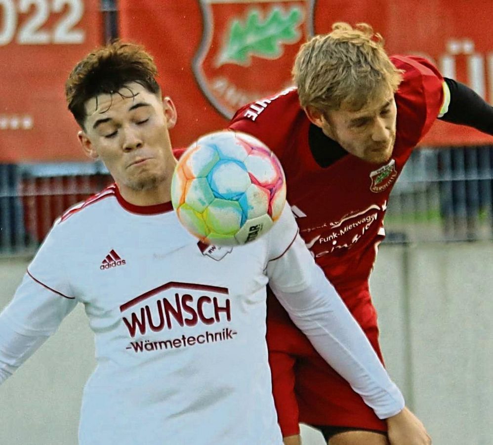 Mit einem deutlichen 5:0-Erfolg gegen RW Horn (in Weiß) verabschiedeten sich die A-Liga-Kicker des TuS Anröchte (in Rot) als Tabellenvierter in die Winterpause. Foto: Wiegand