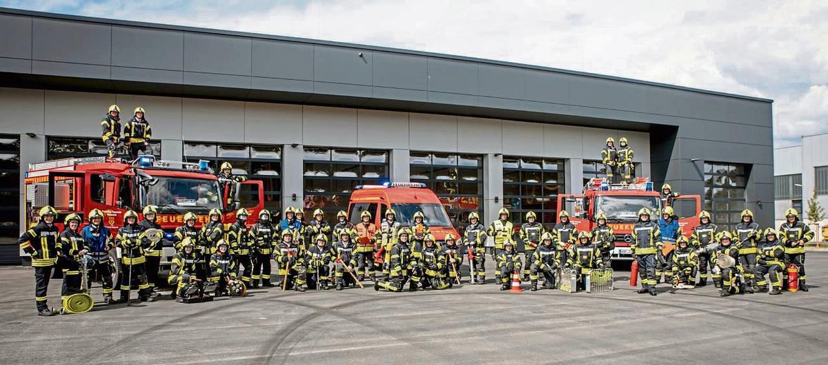 Der Löschzug positioniert sich in voller Montur vor dem neuen Feuerwehrgerätehaus Wadersloh. Foto: Löschzug Wadersloh