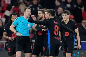 Der deutsche Schiedsrichter Felix Zwayer (2.v.l) hatte beim Spiel Benfica gegen Barcelona alle Hände zu tun. - Foto: Armando Franca/AP/dpa