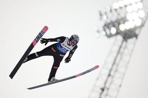 Wurde vorläufig suspendiert: Skispringer Marius Lindvik. - Foto: Georg Hochmuth/APA/dpa