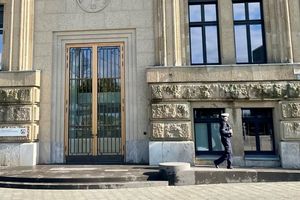 Ein Polizist geht an der Staatskanzlei entlang (Archivfoto) - Foto: Oliver Auster/dpa