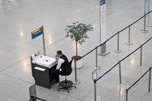 Seit 0.00 Uhr sind Beschäftigte aus dem öffentlichen Dienst der Flughafenbetreiber, den Bodenverkehrsdiensten und den Luftsicherheitsbereichen in verschiedenen Tarifkonflikten im Ausstand. - Foto: Peter Kneffel/dpa