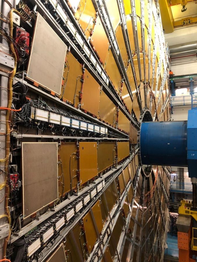 Die gigantische Maschine, der Teilchenbeschleuniger LHC, liegt in einem 27 Kilometer langen Tunnel unter der Erde im schweizerisch-französischen Grenzgebiet (Archivbild) - Foto: Christiane Oelrich/dpa