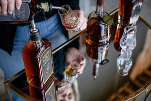 Whiskey aus den USA könnte in Deutschland bald teurer werden. - Foto: Jon Cherry/FR171965 AP/AP/dpa