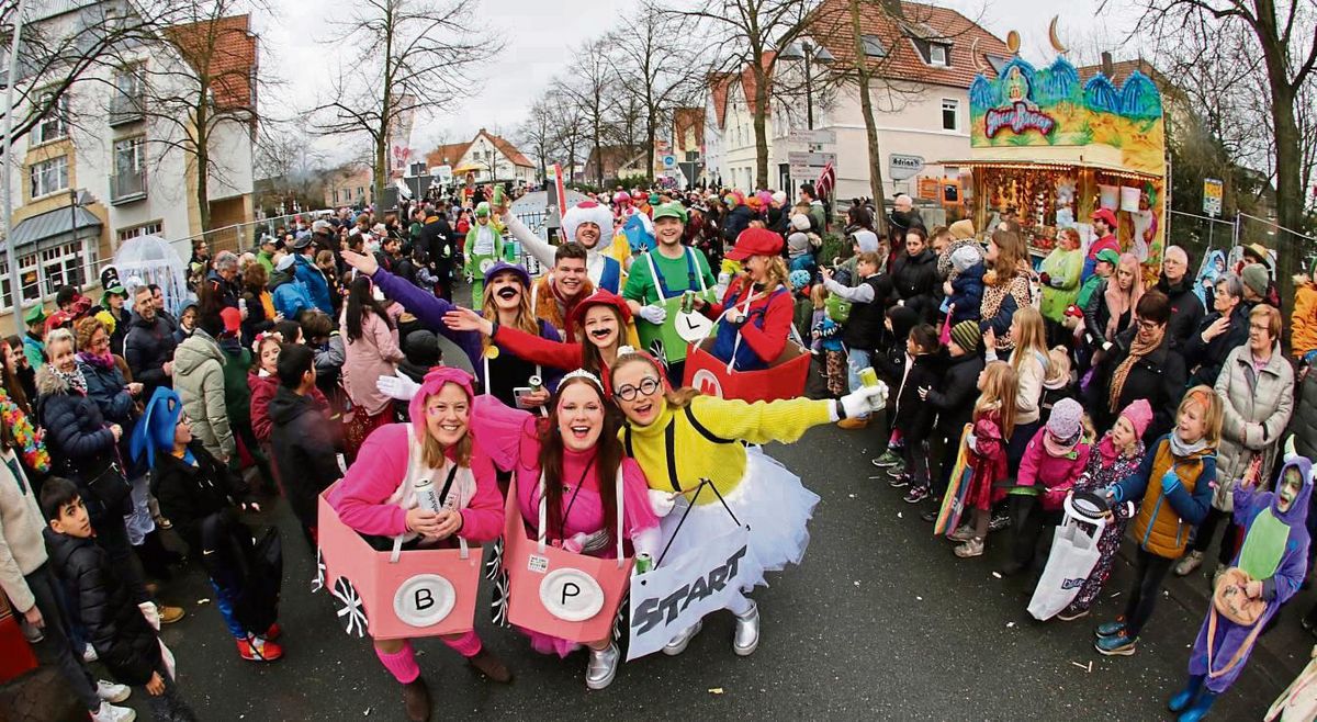 Feiern, aber sicher! Letztes Jahr verwandelten tausende Jecken die Rietberger Altstadt in eine bunte Partyzone – dieses Jahr soll ein verschärftes Sicherheitskonzept für unbeschwerten Karnevalsspaß sorgen. Foto: Winkelmann