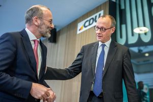 Nachdem Spitzenvertreter der Europäischen Volkspartei in Berlin über ihre Schwerpunkte für 2025 beraten haben, informieren Unions-Kanzlerkandidat Friedrich Merz und EVP-Chef Manfred Weber die Öffentlichkeit. - Foto: Michael Kappeler/dpa