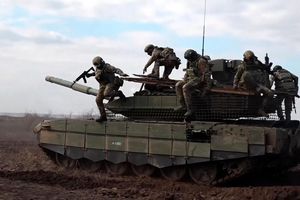 Russische Soldaten in der Ukraine. Der ukrainische Militärexperte Olexander Kowalenko warnt vor den seiner Meinung nach bestehende Gefahren einer Waffenruhe. (Archivbild) - Foto: Uncredited/Russian Defense Ministry Press Service/AP/dpa