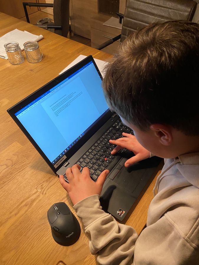 Schüler Sebastian beim Schreiben seines Artikels. Foto: Haselhorst