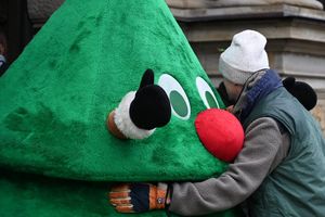 Ein Gärtner muss sich wegen Hausfriedensbruches verantworten, weil er auf einem umzäunten Kita-Gelände heimlich einen Weihnachtsbaum aufgestellt hat. Die Kita hatte sich zuvor gegen einen Baum entschieden. - Foto: Niklas Graeber/dpa