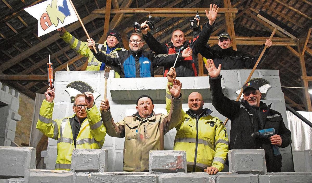 Das Team der Wagenbauer des AKV stimmt sich auf dem eingelagerten Prinzenwagen auf Karneval ein. Fotos: Giannakis