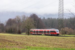 Auf rund einem Drittel des deutschen Schienennetzes können wegen fehlender Oberleitungen keine elektrischen Züge fahren. (Archivbild) - Foto: Philipp von Ditfurth/dpa