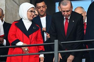 Mesut Özil (M) steht hinter Recep Tayyip Erdogan (r), Präsident der Türkei, und seiner Frau Emine Erdogan (l). - Foto: Sebastian Christoph Gollnow/dpa
