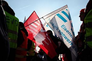 Die EVG kämpft seit Jahren gegen eine mögliche Aufspaltung der Bahn. - Foto: Hannes P. Albert/dpa